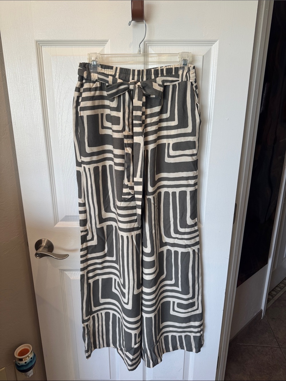 Dress Forum Striped Tie-Waist Wide Leg Pants in Gray & Cream